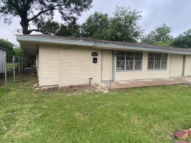 5322 Dewberry St, Houston, TX 77021 - rear view of property with a yard and a garage