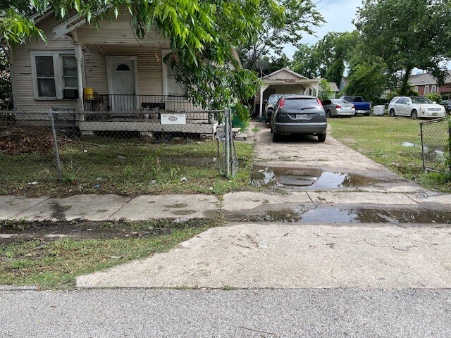 1148 Panama St, Houston, TX 77009 - view of front of house featuring concrete driveway, a fenced front yard, and covered porch