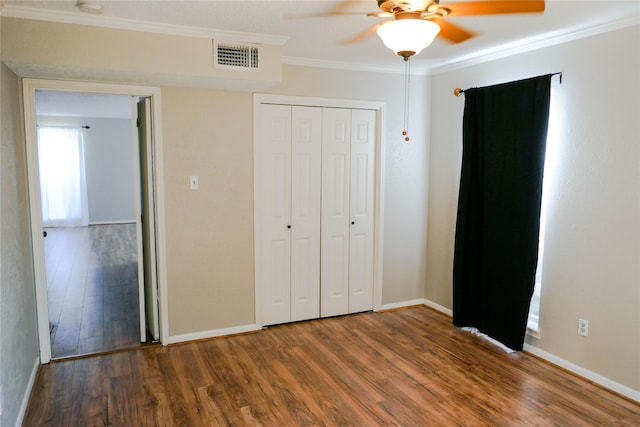 6410 Del Monte Dr Unit 118, Houston, TX 77057 - unfurnished bedroom with wood finished floors, ornamental molding, a closet, and a ceiling fan