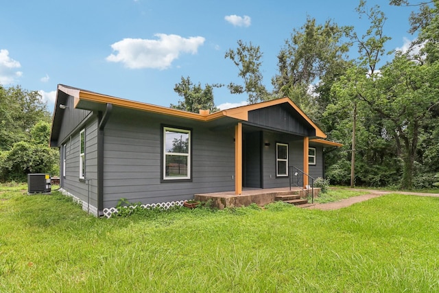16820 Laurelwood Dr, Channelview, TX 77530 - view of front facade featuring covered porch and a front lawn