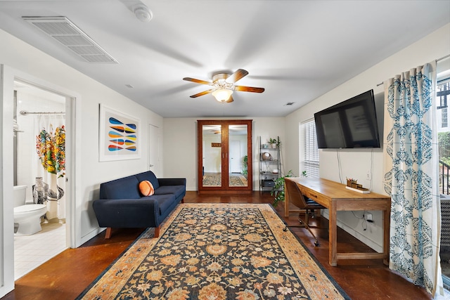 1821 Tuam St, Houston, TX 77004 - living area with ceiling fan and baseboards