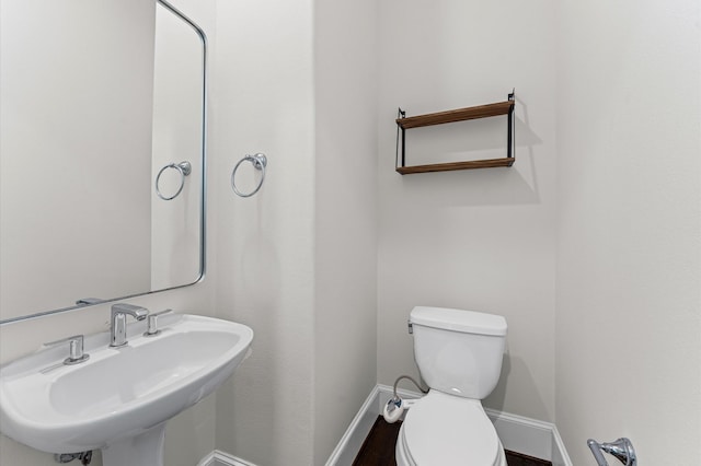 9635 Riddlewood Ln, Houston, TX 77025 - bathroom featuring a sink and baseboards