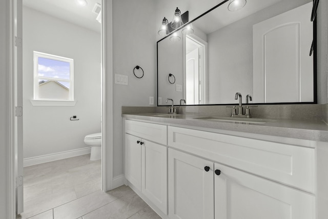 15408 Sandtrap Dr, Waller, TX 77484 - full bath featuring double vanity and baseboards