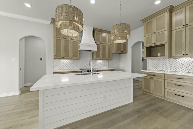 15408 Sandtrap Dr, Waller, TX 77484 - kitchen featuring arched walkways, a chandelier, premium range hood, and recessed lighting