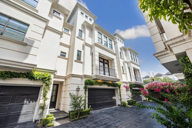 521 W Bell St, Houston, TX 77019 - view of front of home featuring stucco siding and a balcony