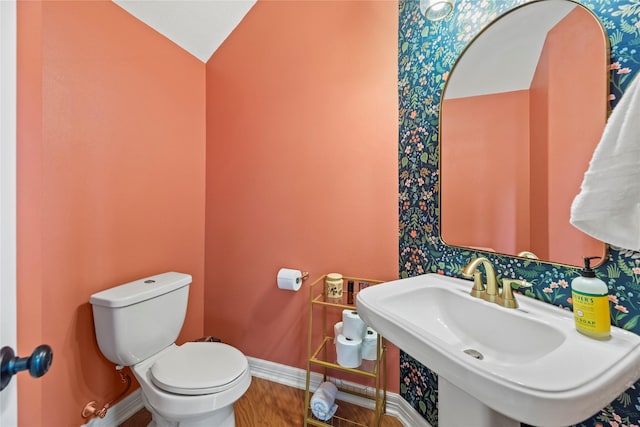 27410 Villa Mountain Ct, Fulshear, TX 77441 - bathroom featuring baseboards and wallpapered walls