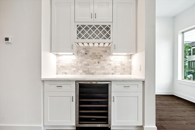 1609 Roy St, Houston, TX 77007 - indoor dry bar with wine cooler, tasteful backsplash, and dark wood finished floors