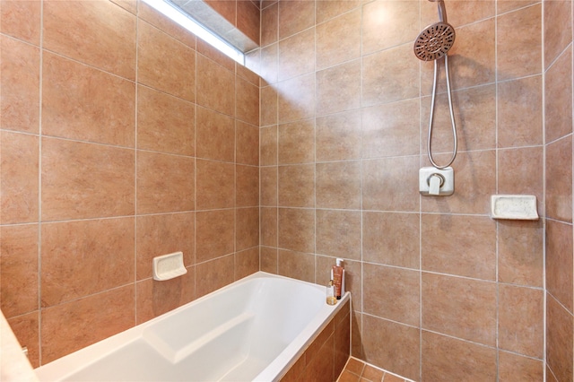 2902 Commerce St, Houston, TX 77003 - bathroom with tiled shower and a bathtub