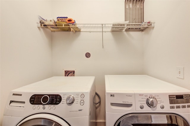 2902 Commerce St, Houston, TX 77003 - laundry area with washing machine and clothes dryer