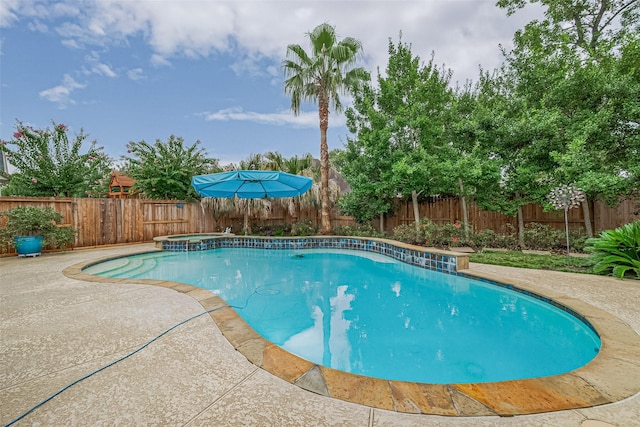 8812 Snowy Owl Loop, Missouri City, TX 77459 - view of swimming pool featuring a fenced backyard, a patio area, and a pool with connected hot tub