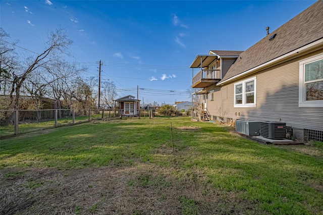 206 S Idaho St, La Porte, TX 77571 - view of yard featuring a balcony