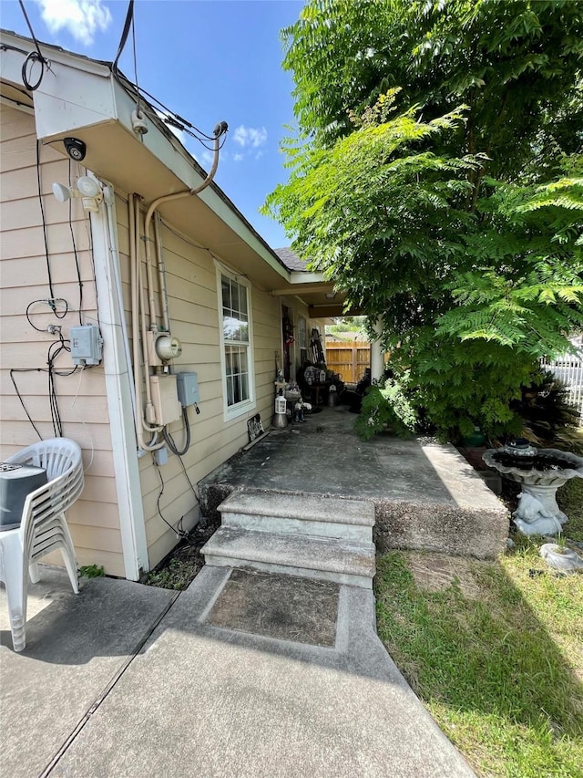 1107 Wooding St, Houston, TX 77011 - view of side of property featuring a patio area