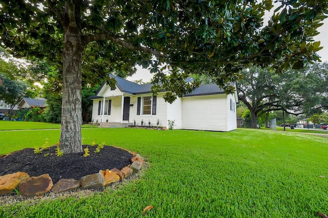 1302 W Adoue St, Alvin, TX 77511 - ranch-style home featuring a front lawn