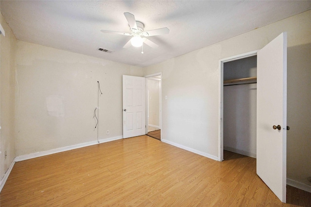 4526 Kingsbury St, Houston, TX 77021 - unfurnished bedroom with light wood-style flooring, a closet, and a ceiling fan