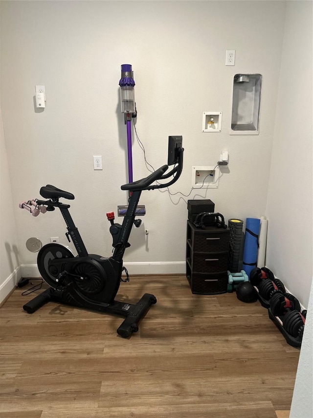 311 Eado Park Cir, Houston, TX 77020 - exercise area with baseboards and wood finished floors