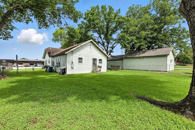 619 10th St, Hempstead, TX 77445 - rear view of house