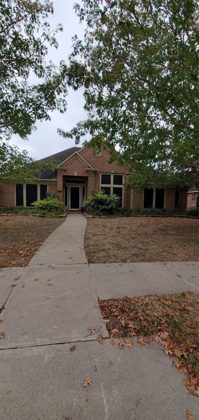 109 Smokey Lake Ln, Dickinson, TX 77539 - single story home with brick siding