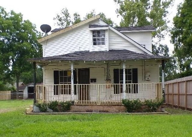 222 E Southland Ave, Alvin, TX 77511 - back of property with covered porch and roof with shingles