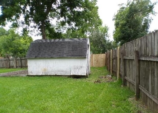 222 E Southland Ave, Alvin, TX 77511 - fenced backyard with a shed