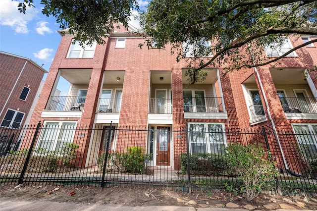 2338 Bastrop St, Houston, TX 77004 - view of property with a fenced front yard