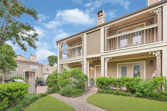 1860 White Oak Dr Unit 251, Houston, TX 77009 - view of front of property featuring a balcony and a chimney