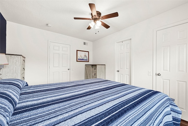 1860 White Oak Dr Unit 251, Houston, TX 77009 - bedroom with a ceiling fan