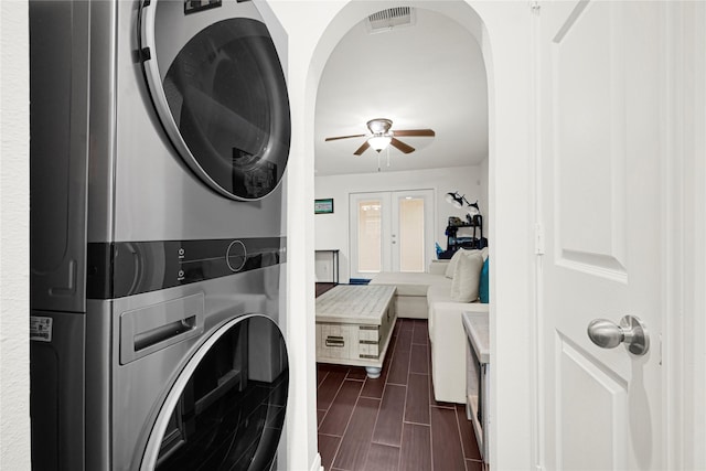 1860 White Oak Dr Unit 251, Houston, TX 77009 - laundry area featuring stacked washer / dryer, ceiling fan, arched walkways, and wood tiled floors