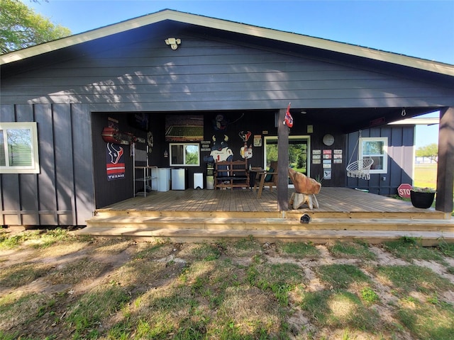 606 E Ahldag St, Wharton, TX 77488 - back of property featuring board and batten siding