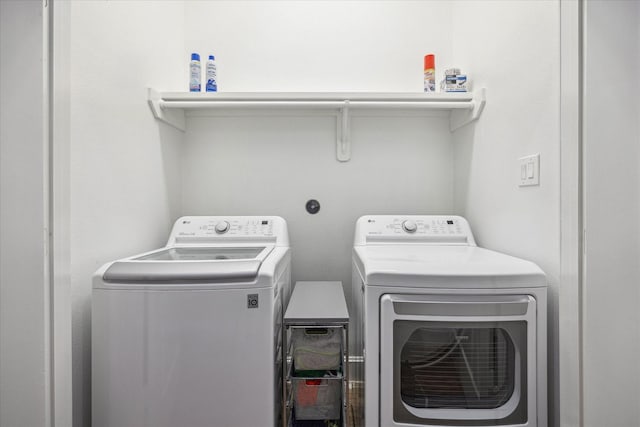 961 Queen Annes Rd, Houston, TX 77024 - laundry area featuring separate washer and dryer