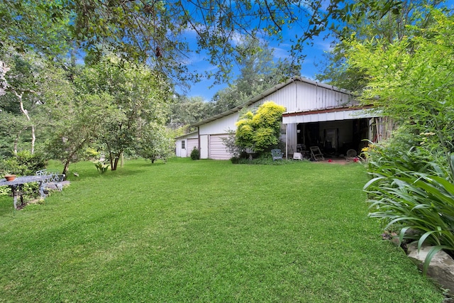 2970 Spanish Oaks Dr, Brenham, TX 77833 - view of grassy yard with a pole building and an outdoor structure