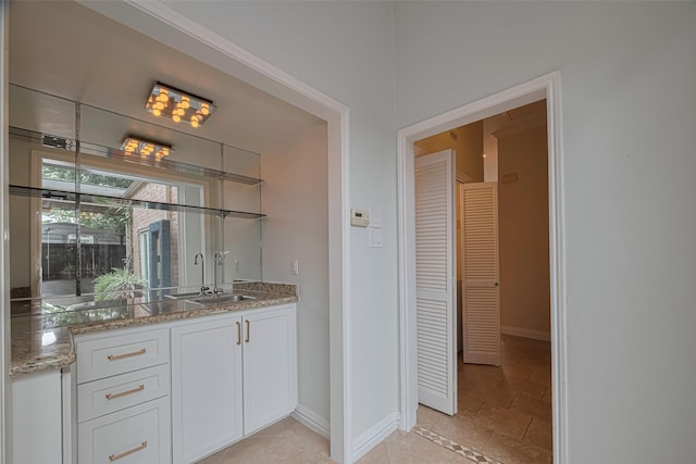 11914 Ashmead Dr, Houston, TX 77077 - indoor wet bar featuring baseboards and light tile patterned floors