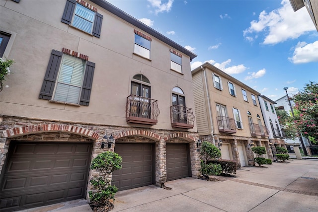 542 Bomar St, Houston, TX 77006 - view of property with a garage and driveway