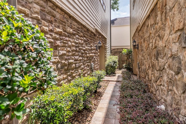 542 Bomar St, Houston, TX 77006 - view of home's exterior featuring stone siding