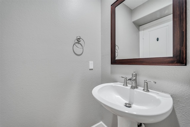 542 Bomar St, Houston, TX 77006 - bathroom featuring a textured wall