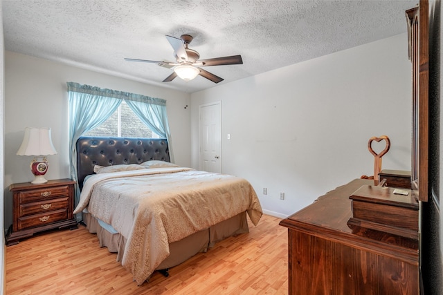 9706 Broadley Dr, Sugar Land, TX 77498 - bedroom with light wood-type flooring, a textured ceiling, and a ceiling fan