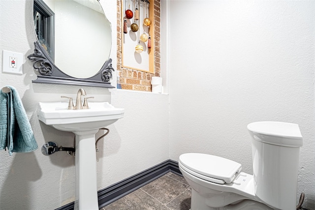 3217 Parkwood Dr, Houston, TX 77021 - half bath featuring toilet
