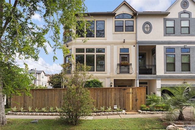802 Malone St Unit A, Houston, TX 77007 - back of property featuring stucco siding and a fenced front yard