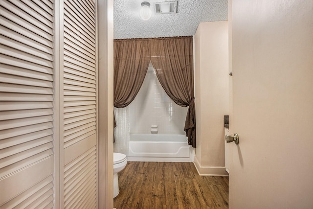 6302 Amie Ln, Pearland, TX 77584 - full bath featuring wood finished floors, a closet, shower / washtub combination, and a textured ceiling