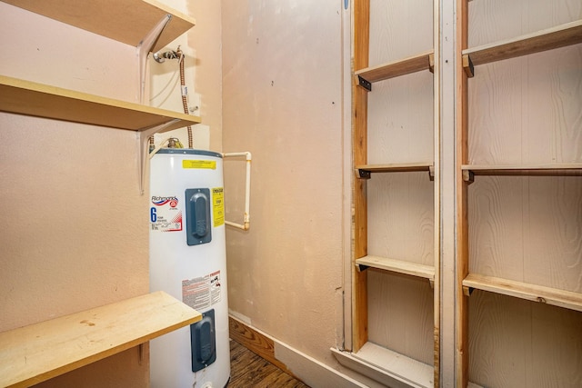 6302 Amie Ln, Pearland, TX 77584 - utility room featuring electric water heater