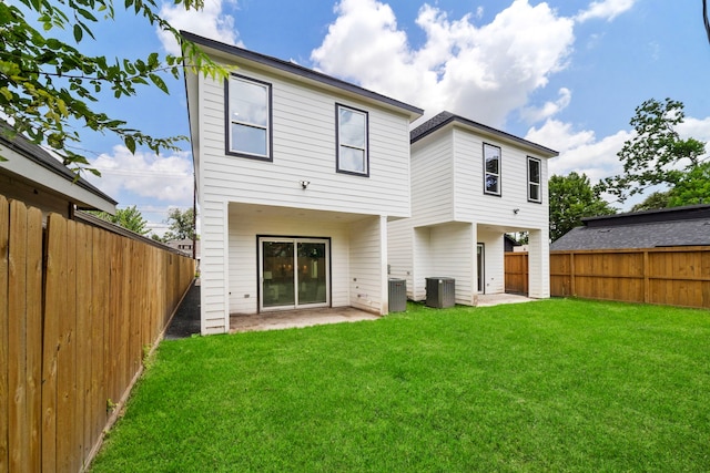 408 E 33rd St, Houston, TX 77018 - rear view of property with a fenced backyard and a patio area