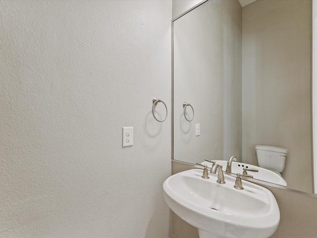 3303 Beverly Forest Dr, Houston, TX 77057 - half bath featuring a sink