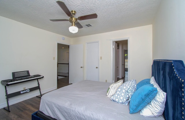 5422 Windy Lake Dr, Houston, TX 77345 - bedroom featuring wood finished floors, a textured ceiling, and a ceiling fan
