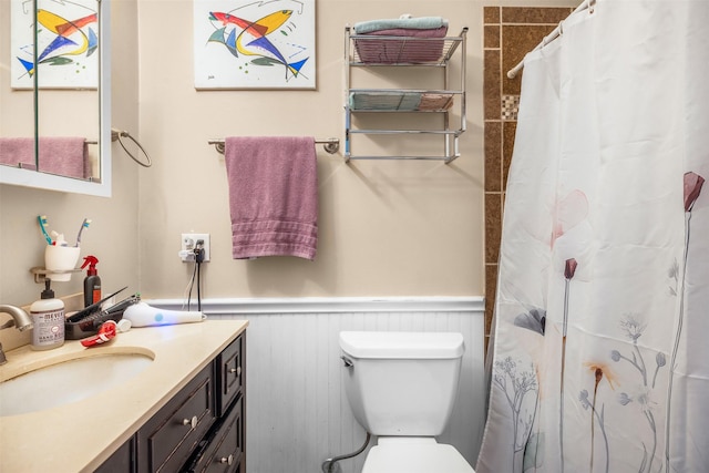 3357 Tamy Ln, Brenham, TX 77833 - full bath featuring wainscoting, vanity, and curtained shower
