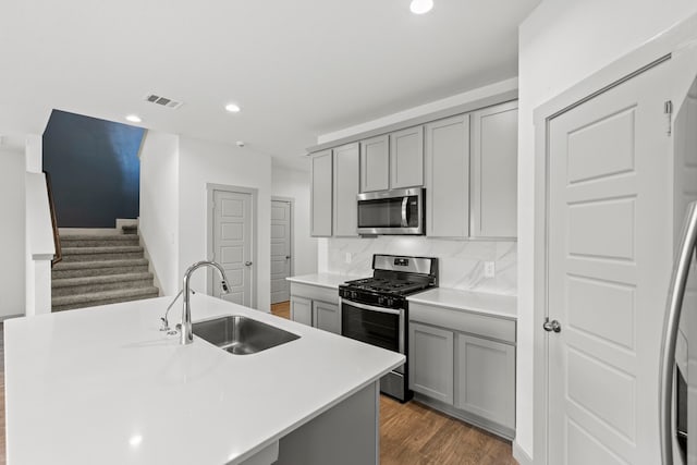207 William Ln, Rosharon, TX 77583 - kitchen featuring appliances with stainless steel finishes, gray cabinetry, light countertops, recessed lighting, and backsplash