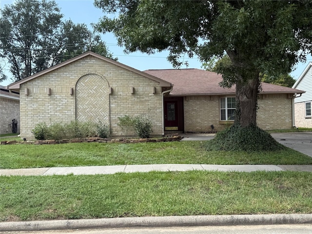 4706 Owens Creek Ln, Spring, TX 77388 - single story home with brick siding, a front lawn, and roof with shingles