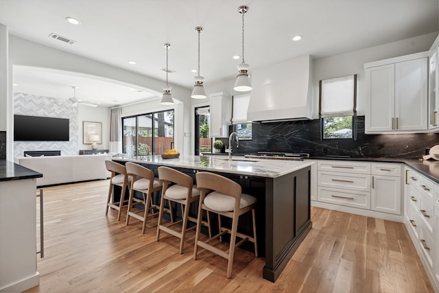 919 Worthshire St, Houston, TX 77008 - kitchen featuring ceiling fan, light wood-style floors, plenty of natural light, tasteful backsplash, and recessed lighting