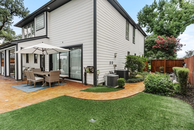 919 Worthshire St, Houston, TX 77008 - rear view of house with a patio area