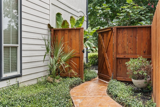 919 Worthshire St, Houston, TX 77008 - view of gate
