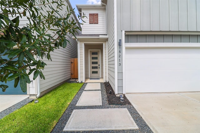 5213 Pinemont Creek Ln, Houston, TX 77018 - entrance to property with board and batten siding and a garage