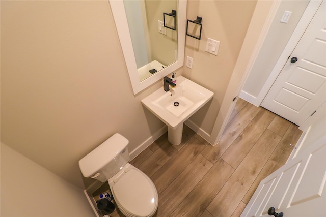 5213 Pinemont Creek Ln, Houston, TX 77018 - bathroom featuring wood finished floors and toilet